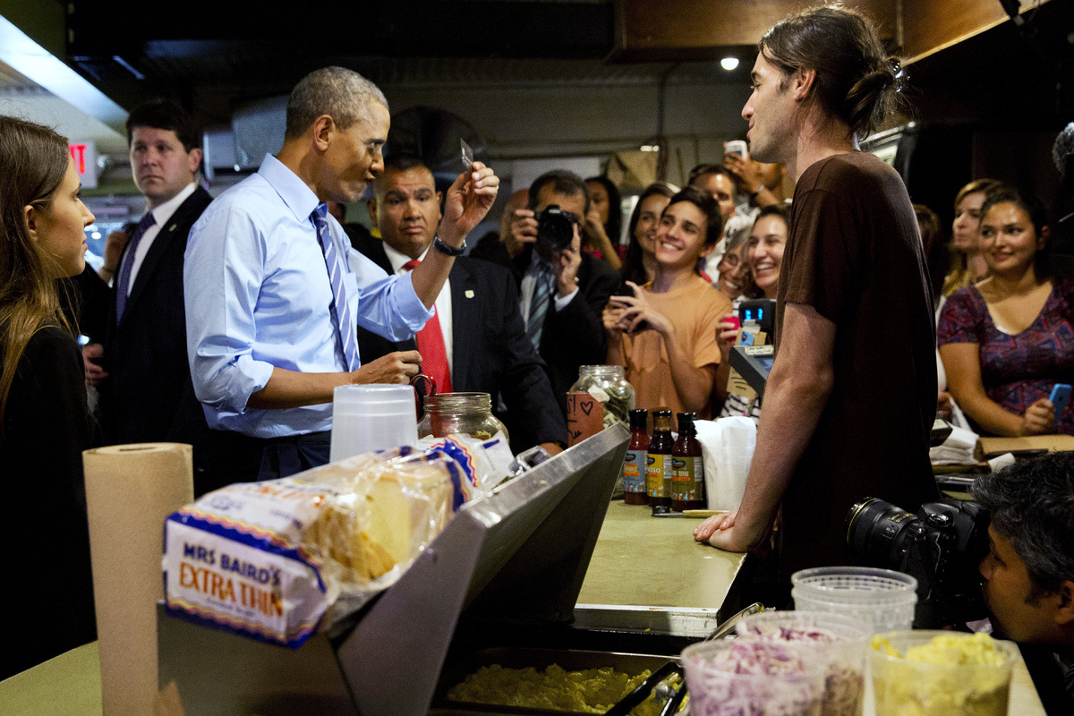 us-president-obama-austin-texas-franklin-barbecue-cut-in-line-01.jpg
