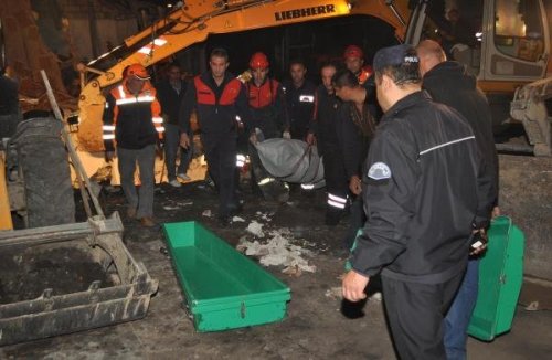 Uşak'ta Tarihi Bina Çöktü: 1 İşçi Öldü