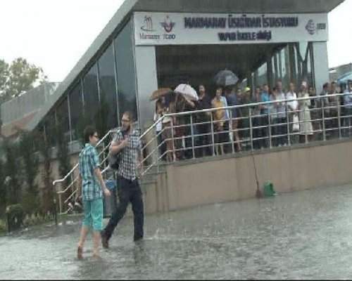 ÜSKÜDAR MEYDANI YİNE SULAR ALTINDA