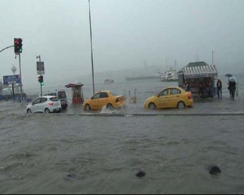 ÜSKÜDAR MEYDANI YİNE SULAR ALTINDA