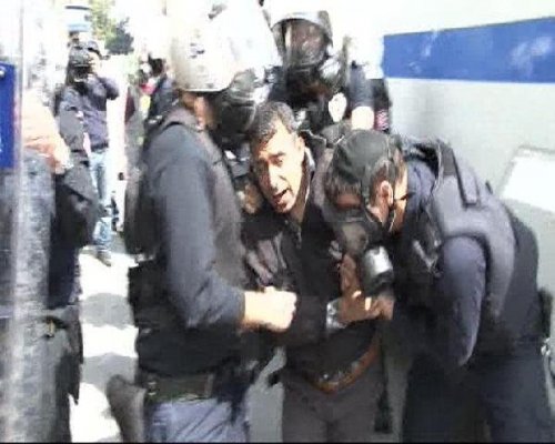 VATANDAŞTAN POLİSE GÖZALTI TEPKİSİ