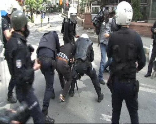 VATANDAŞTAN POLİSE GÖZALTI TEPKİSİ