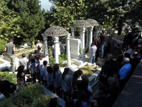 ZEKİ MÜREN'İN BABASININ MEZARINDAKİ BRONZ KUBBE ÇALINDI