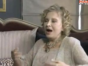 Nazlı Ilıcak Saba Tümer gibi gülerse... +18