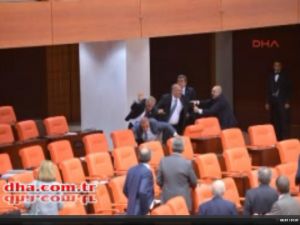İŞTE MECLİSTEKİ KAVGANIN GÖRÜNTÜLERİ