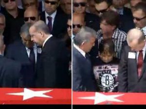ŞEHİT CENAZESİNDE ABDULLAH GÜL, ERDOĞAN'A ÖYLE BİR ŞEY YAPTI Kİ...