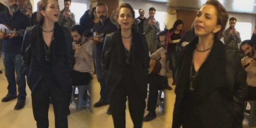 SERTAB ERENER'DEN VAPURDA 'İZMİR MARŞI'