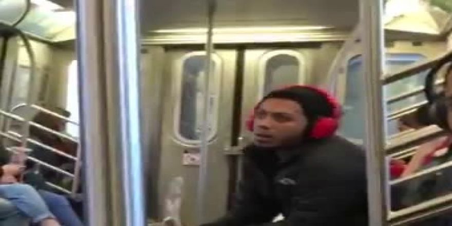 METRODA ANİDEN HAVALANAN HİNTLİ PANİK YARATTI