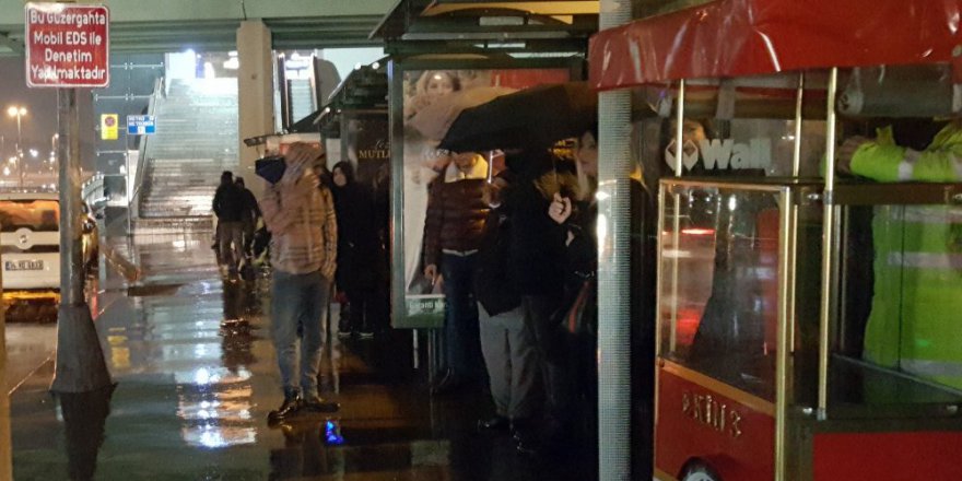 İstanbul'da kar öncesi sağanak yağış trafiği böyle kitledi