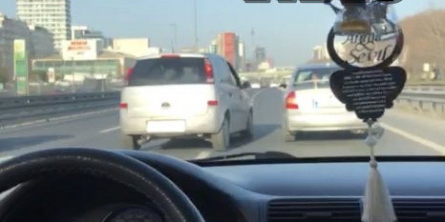 Zeytinburnu D-100 karayolunda iki sürücü terörü kamerada