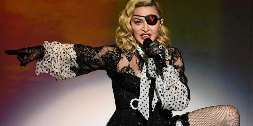 MADONNA'NIN ÇIPLAK KÜVET POZU OLAY OLDU